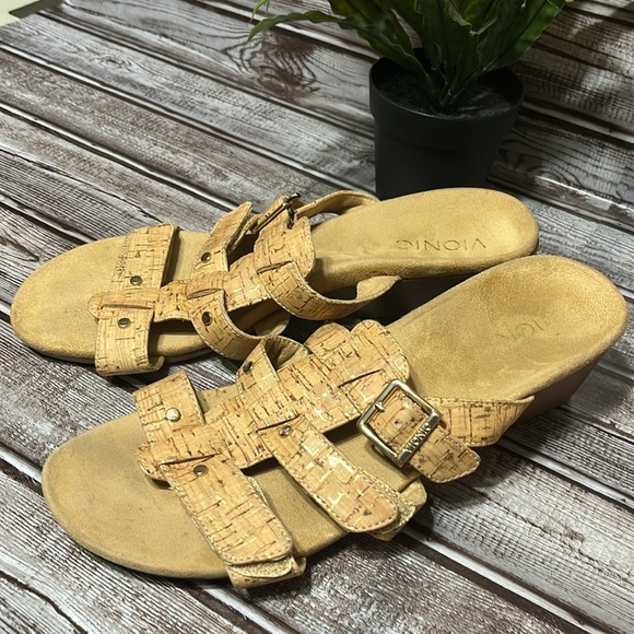 VIONIC Stylish Tan with Gold Cork Sandals with Gold Buckle Size 9 - Picture 5 of 9